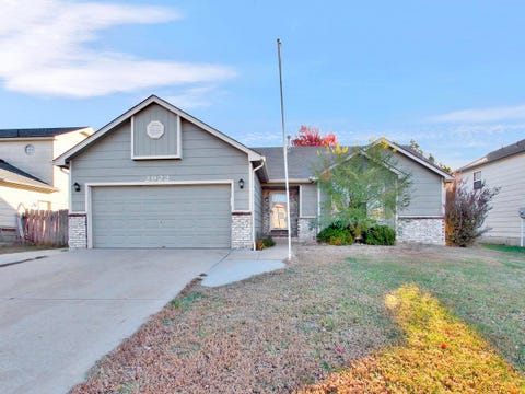 Homes For Sale - 2922 S West Parkway<br/> Wichita, KS 67210