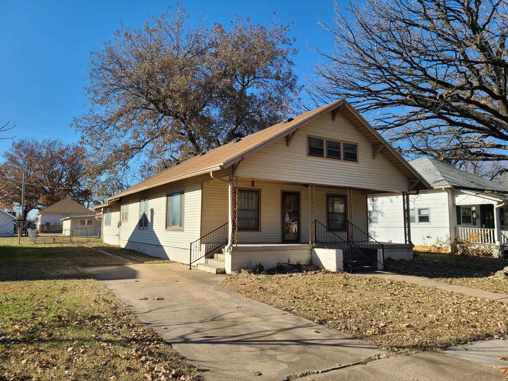 1711 Loomis St, Winfield, Kansas image 1