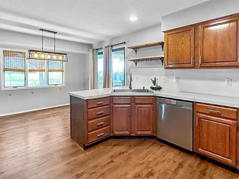 Goddard, Kansas 67052, United States, 4 Bedrooms Bedrooms, ,3 BathroomsBathrooms,Residential,Pending,41243