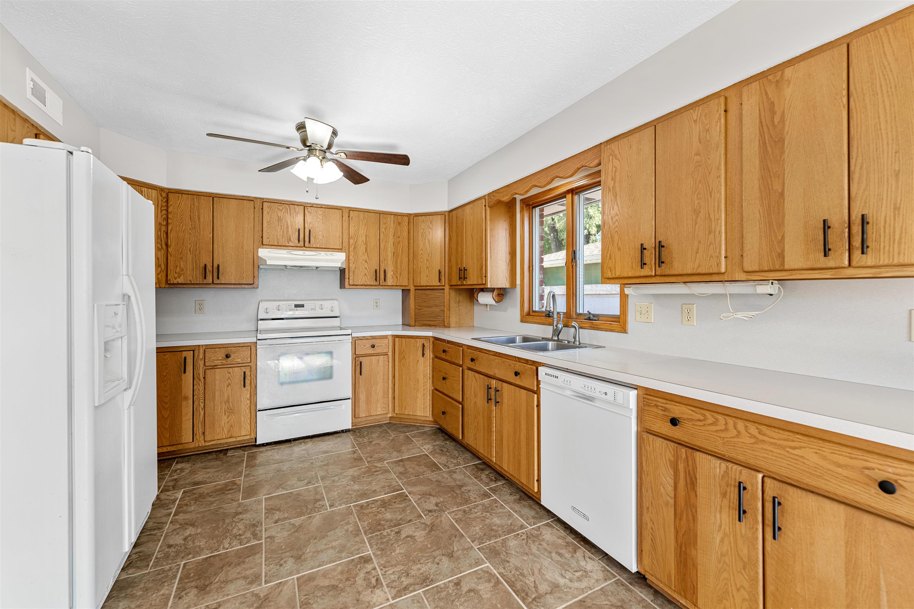 2805 Linda Ln, Salina, Kansas image 8