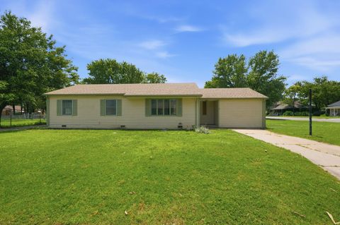 Homes For Sale - 303 E 4th Ave<br/> Cheney, KS 67025