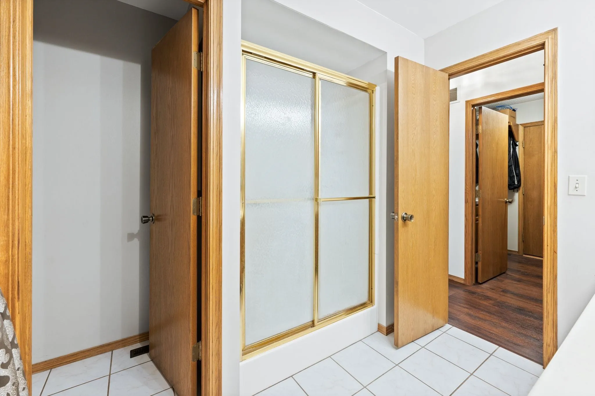 Wichita, Kansas 67212, United States, 4 Bedrooms Bedrooms, ,3 BathroomsBathrooms,Residential,Pending,137969