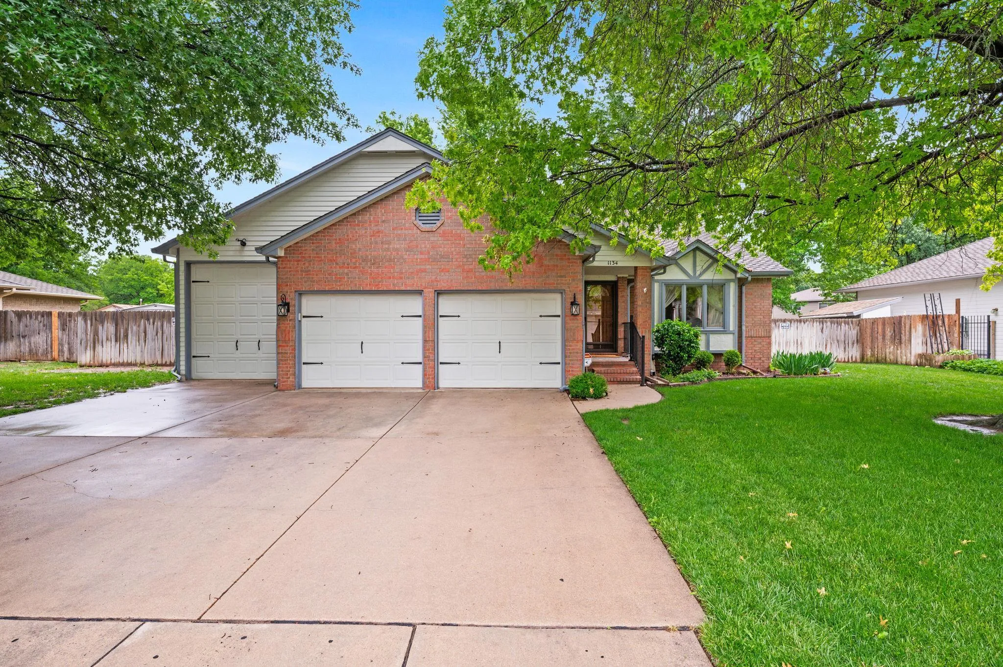 Wichita, Kansas 67212, United States, 4 Bedrooms Bedrooms, ,3 BathroomsBathrooms,Residential,Pending,137969