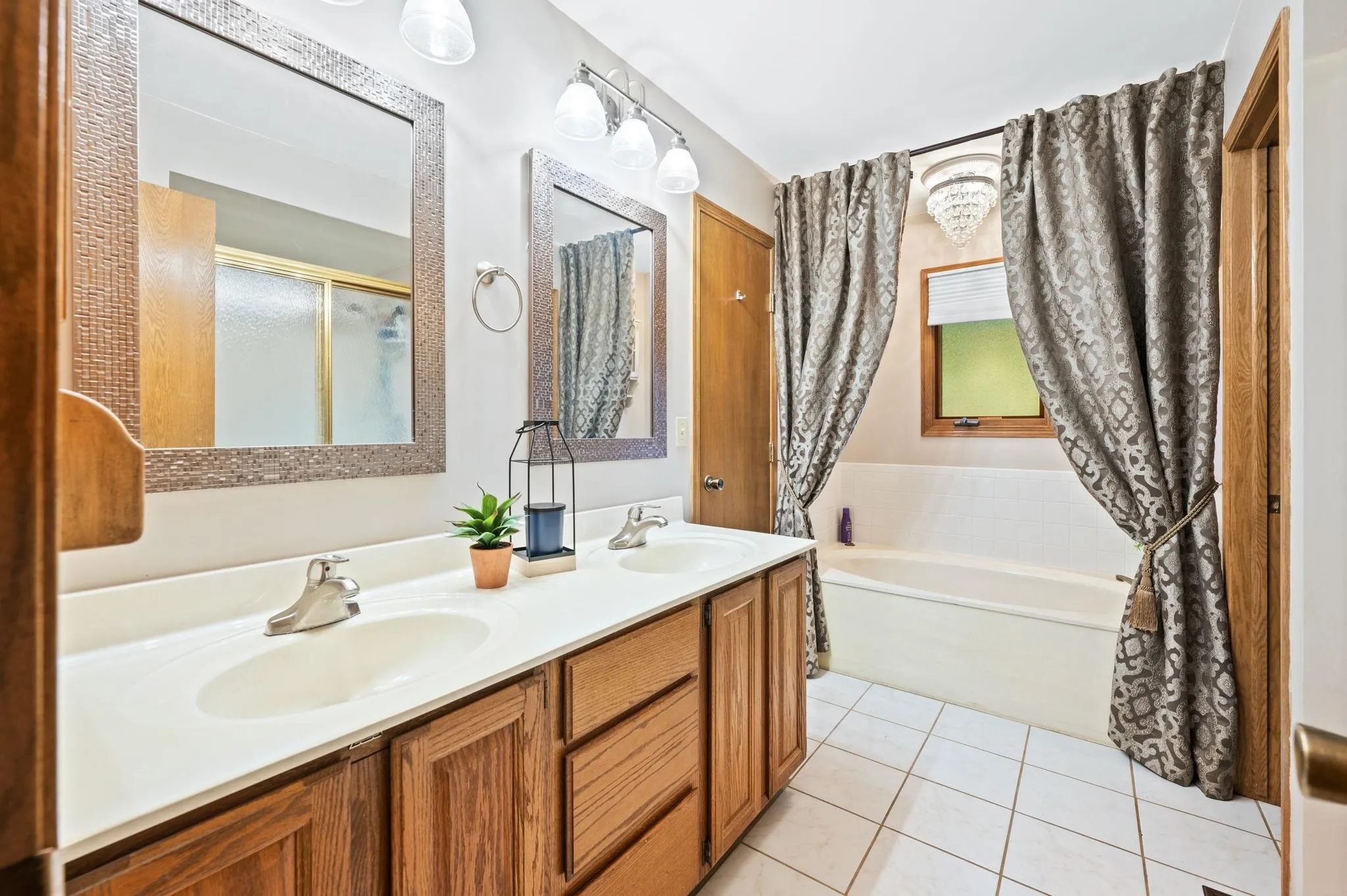 Wichita, Kansas 67212, United States, 4 Bedrooms Bedrooms, ,3 BathroomsBathrooms,Residential,Pending,137969