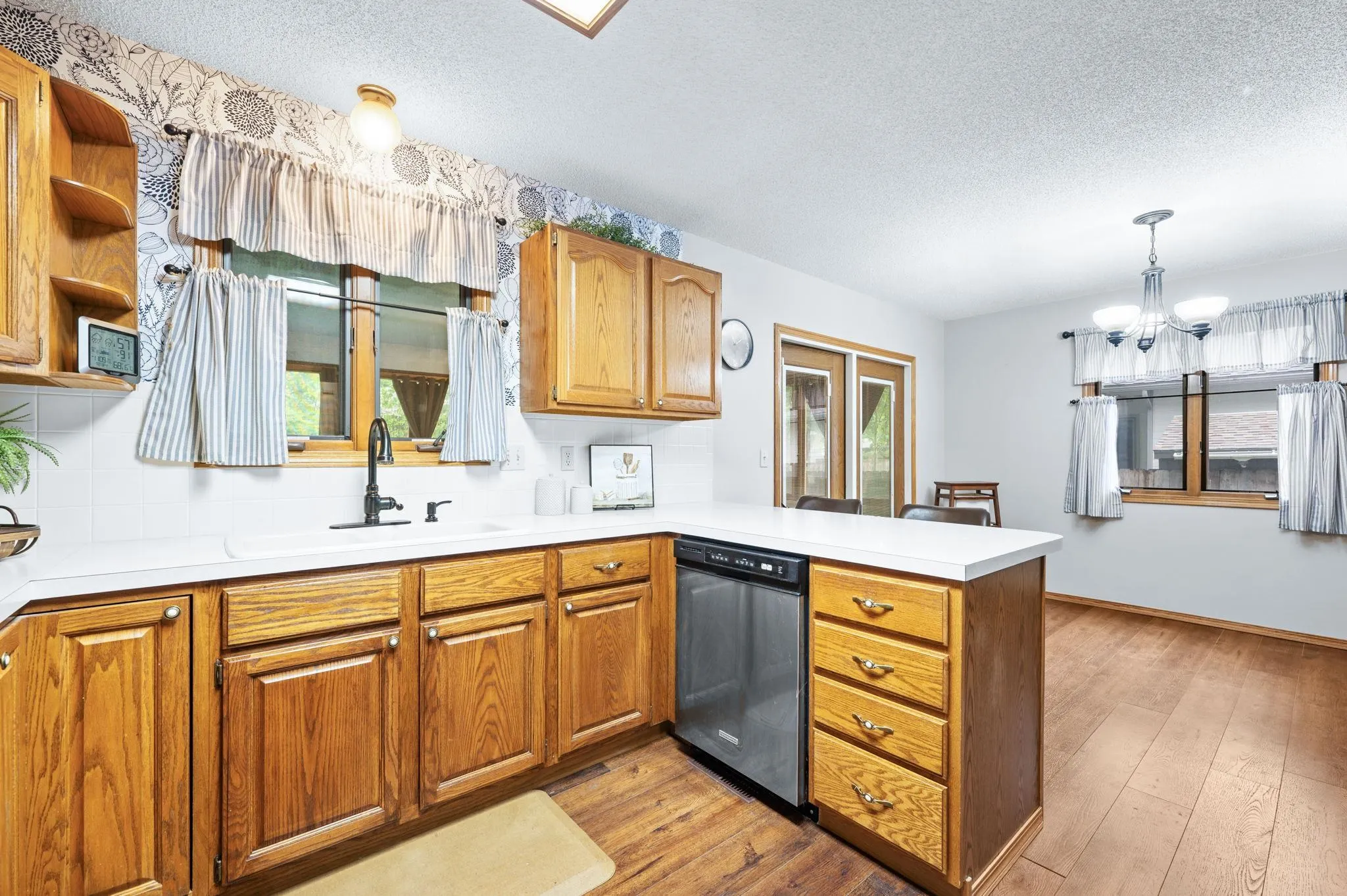 Wichita, Kansas 67212, United States, 4 Bedrooms Bedrooms, ,3 BathroomsBathrooms,Residential,Pending,137969