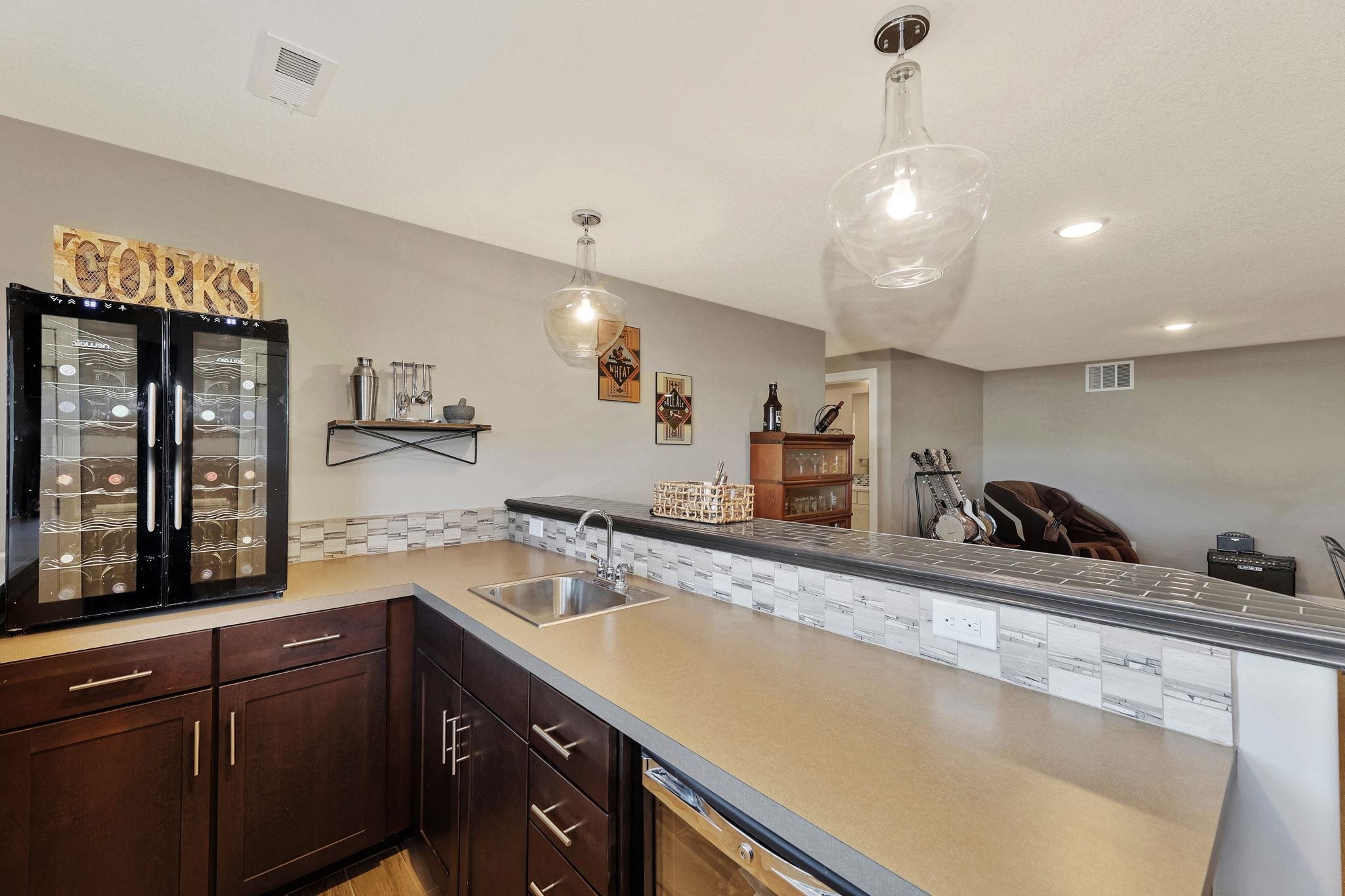 Andover, Kansas 67002, United States, 5 Bedrooms Bedrooms, ,3 BathroomsBathrooms,Residential,Pending,67944