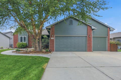 Homes For Sale - 1301 E Rushwood Dr<br/> Derby, KS 67037