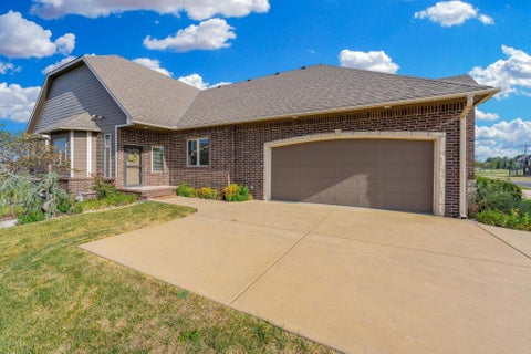 Townhouse For Sale - 707 N Prairie Dunes St<br/> Wichita, KS 67230