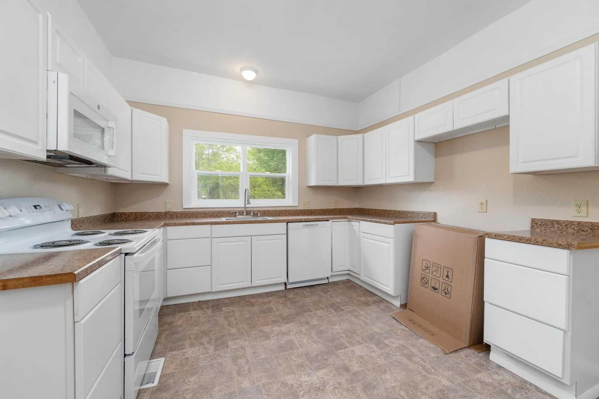 Belle Plaine, Kansas 67013, United States, 3 Bedrooms Bedrooms, ,1 BathroomBathrooms,Residential,Pending,144187