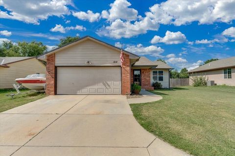 Homes For Sale - 512 W Wayne Cir<br/> Sedgwick County, Wichita, KS 67217