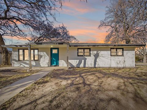 Homes For Sale - 218 E 7th Ave<br/> Belle Plaine, KS 67013