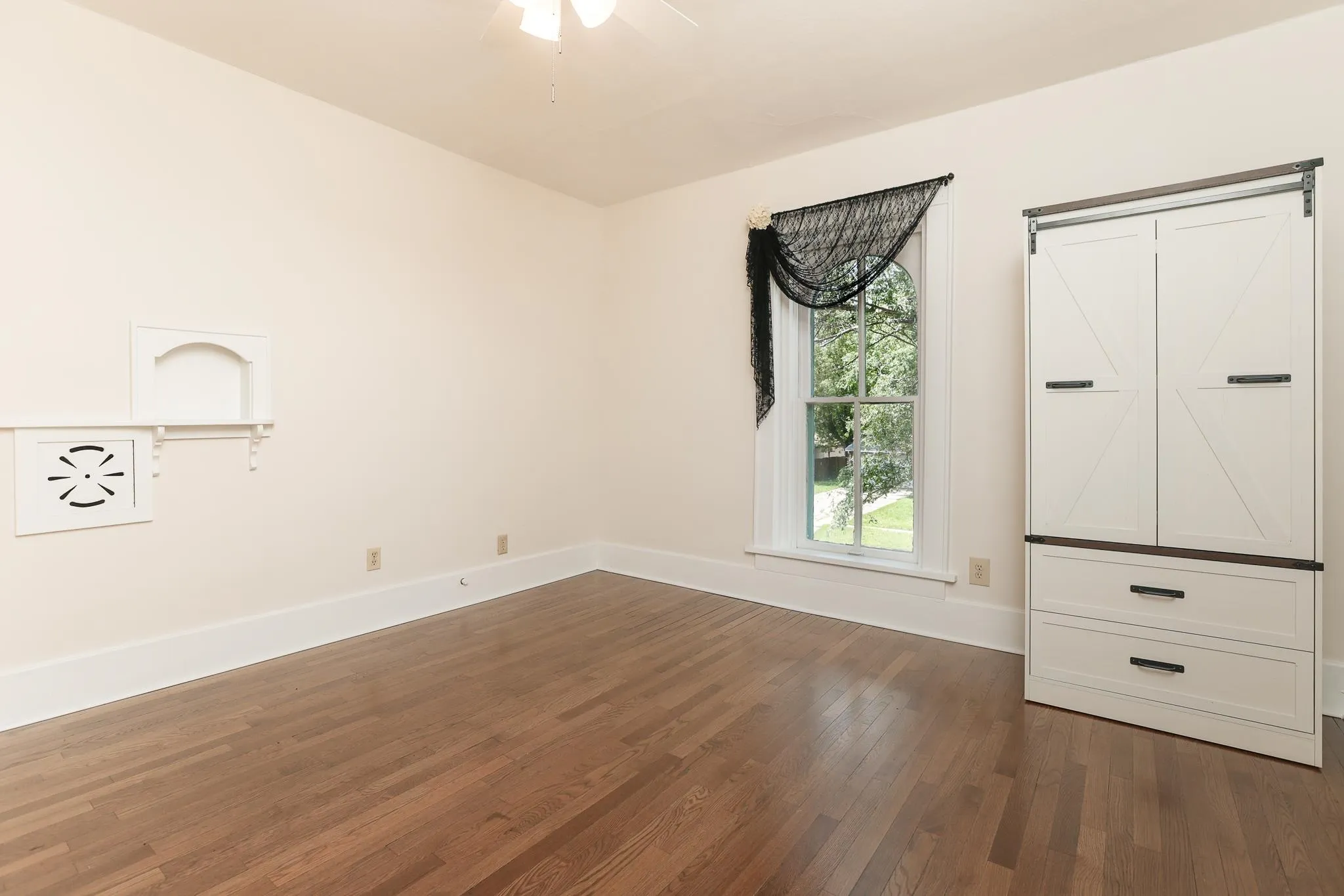 Newton, Kansas 67114, United States, 4 Bedrooms Bedrooms, ,3 BathroomsBathrooms,Residential,Active,151271