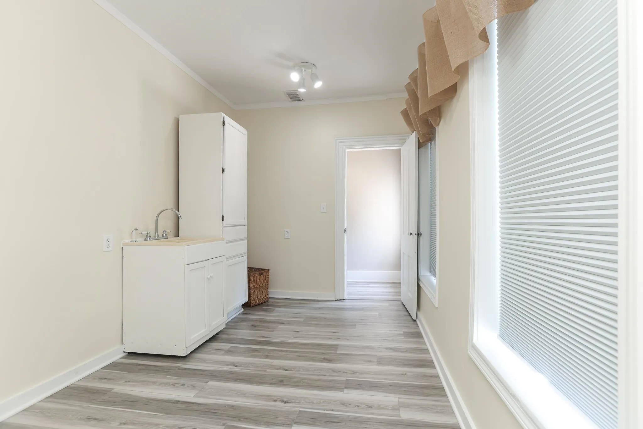 Newton, Kansas 67114, United States, 4 Bedrooms Bedrooms, ,3 BathroomsBathrooms,Residential,Active,151271