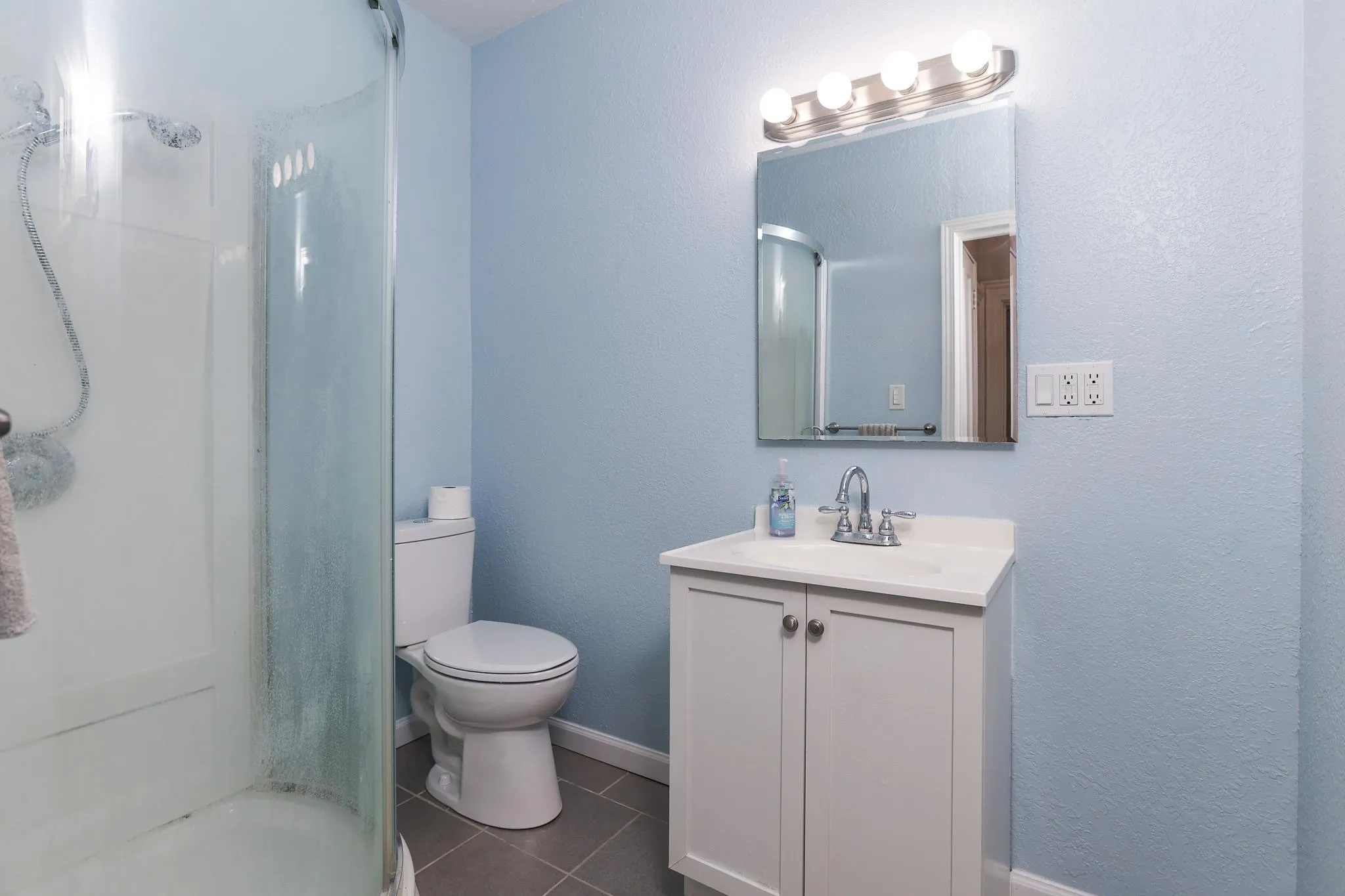 Newton, Kansas 67114, United States, 4 Bedrooms Bedrooms, ,3 BathroomsBathrooms,Residential,Active,151271