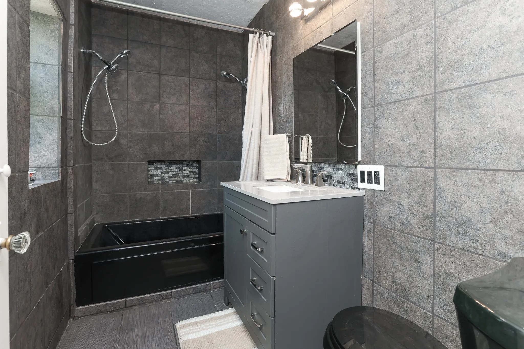 Newton, Kansas 67114, United States, 4 Bedrooms Bedrooms, ,3 BathroomsBathrooms,Residential,Active,151271