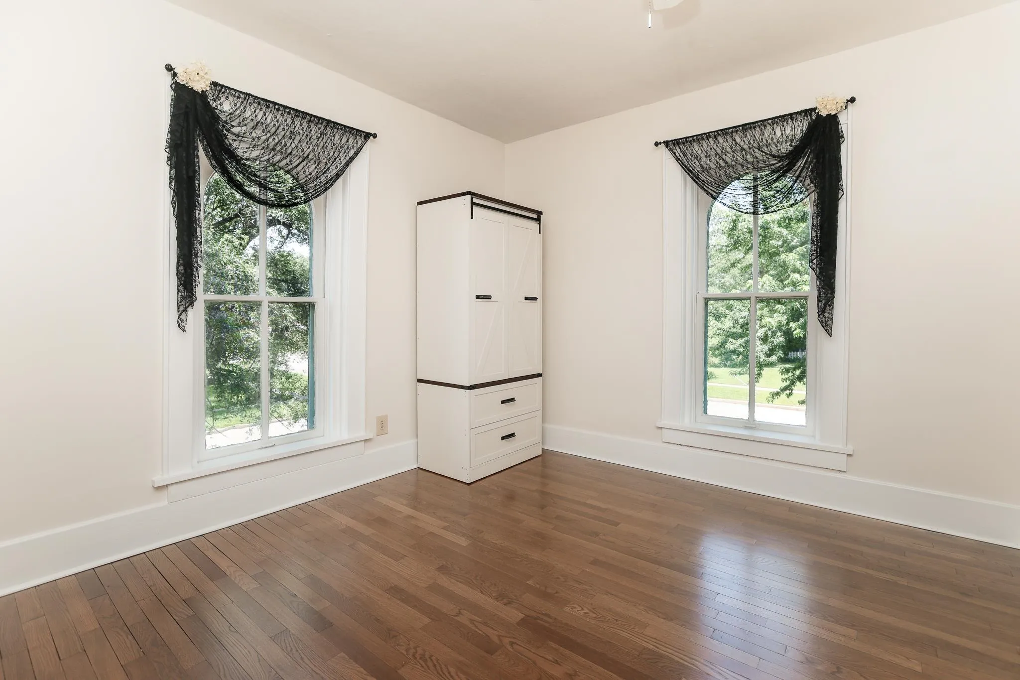 Newton, Kansas 67114, United States, 4 Bedrooms Bedrooms, ,3 BathroomsBathrooms,Residential,Active,151271