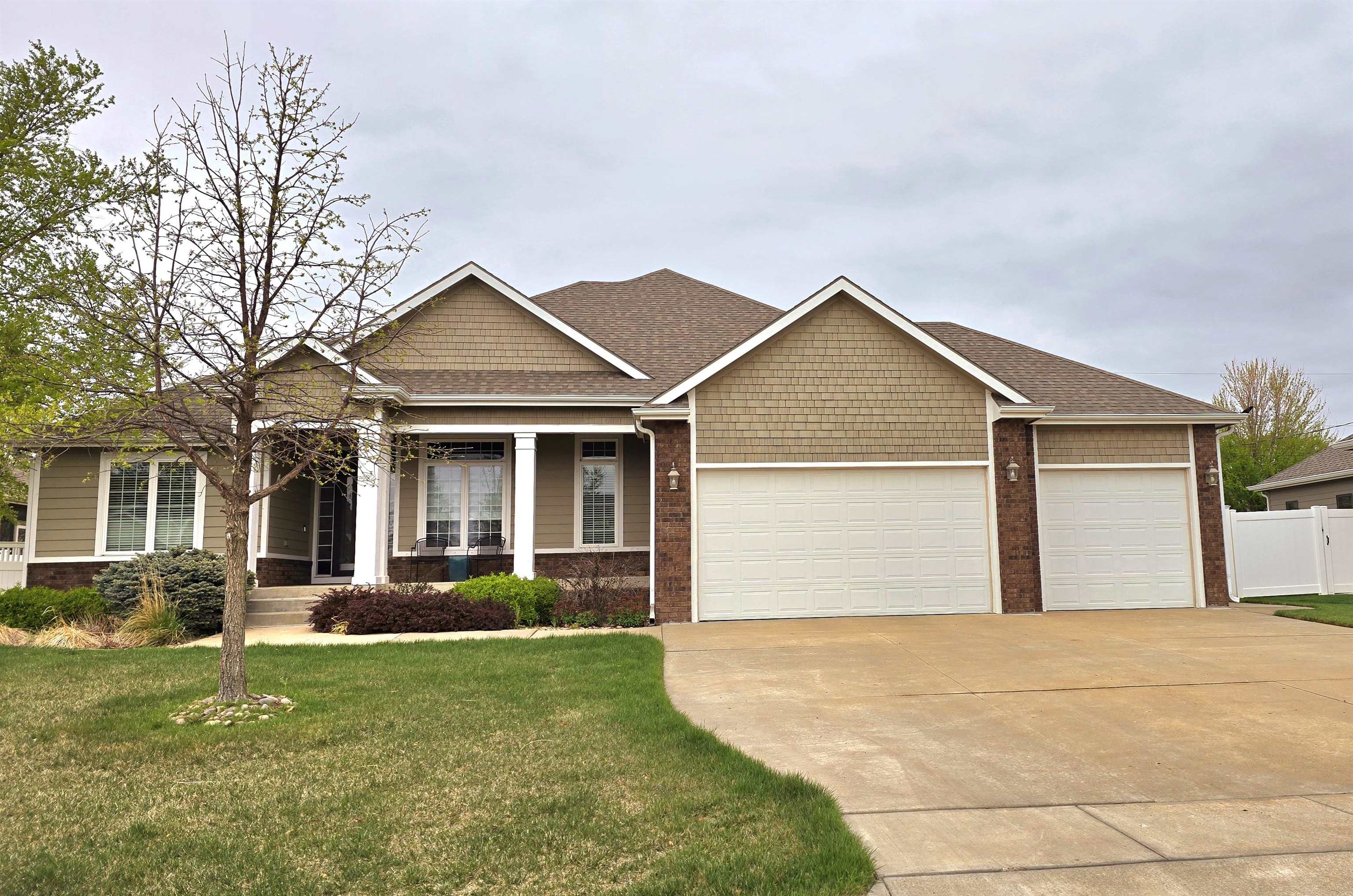 422 Greystone Dr, Salina, Kansas image 1