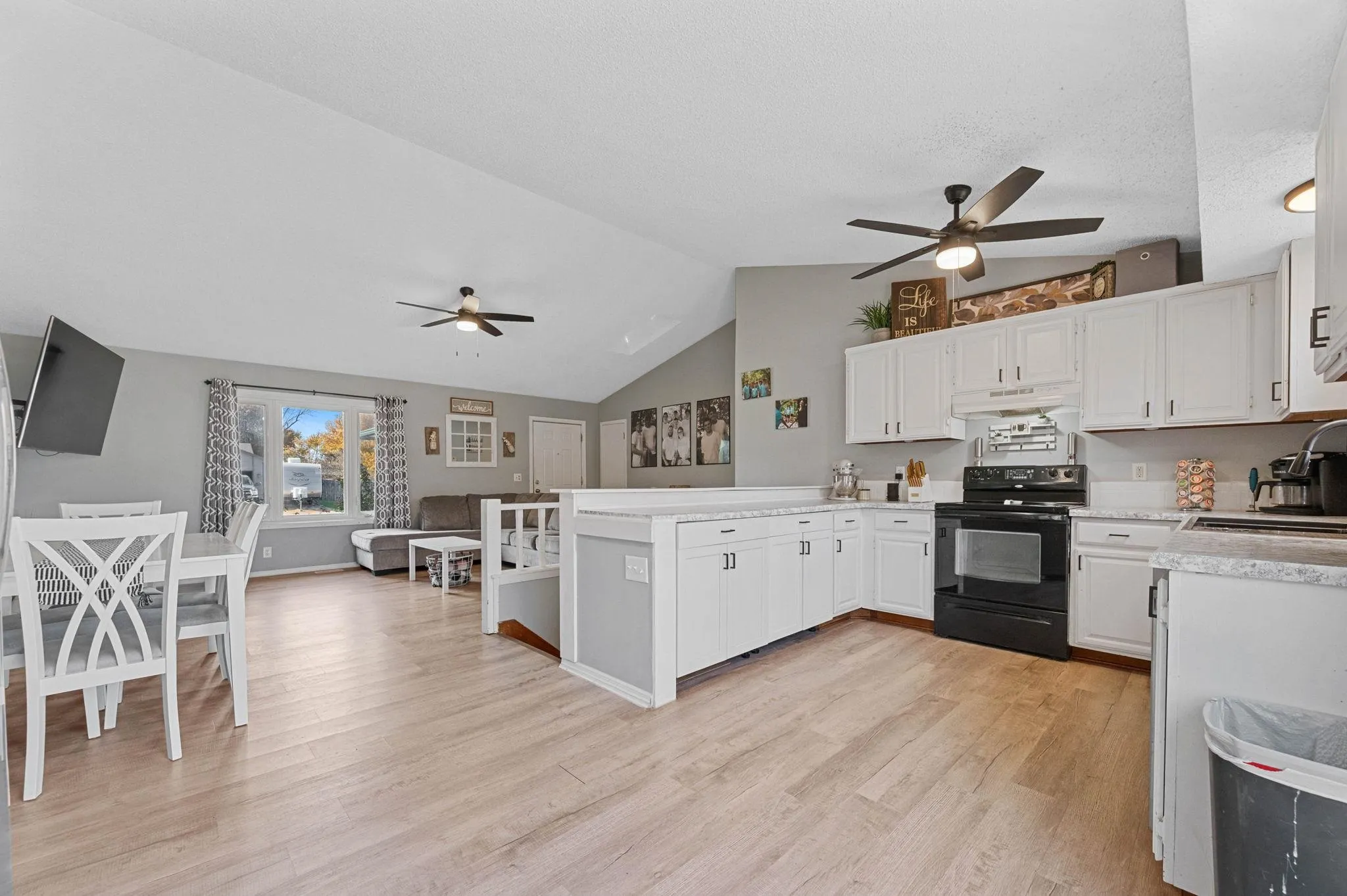 Haysville, Kansas 67060, United States, 3 Bedrooms Bedrooms, ,2 BathroomsBathrooms,Residential,Active,243282