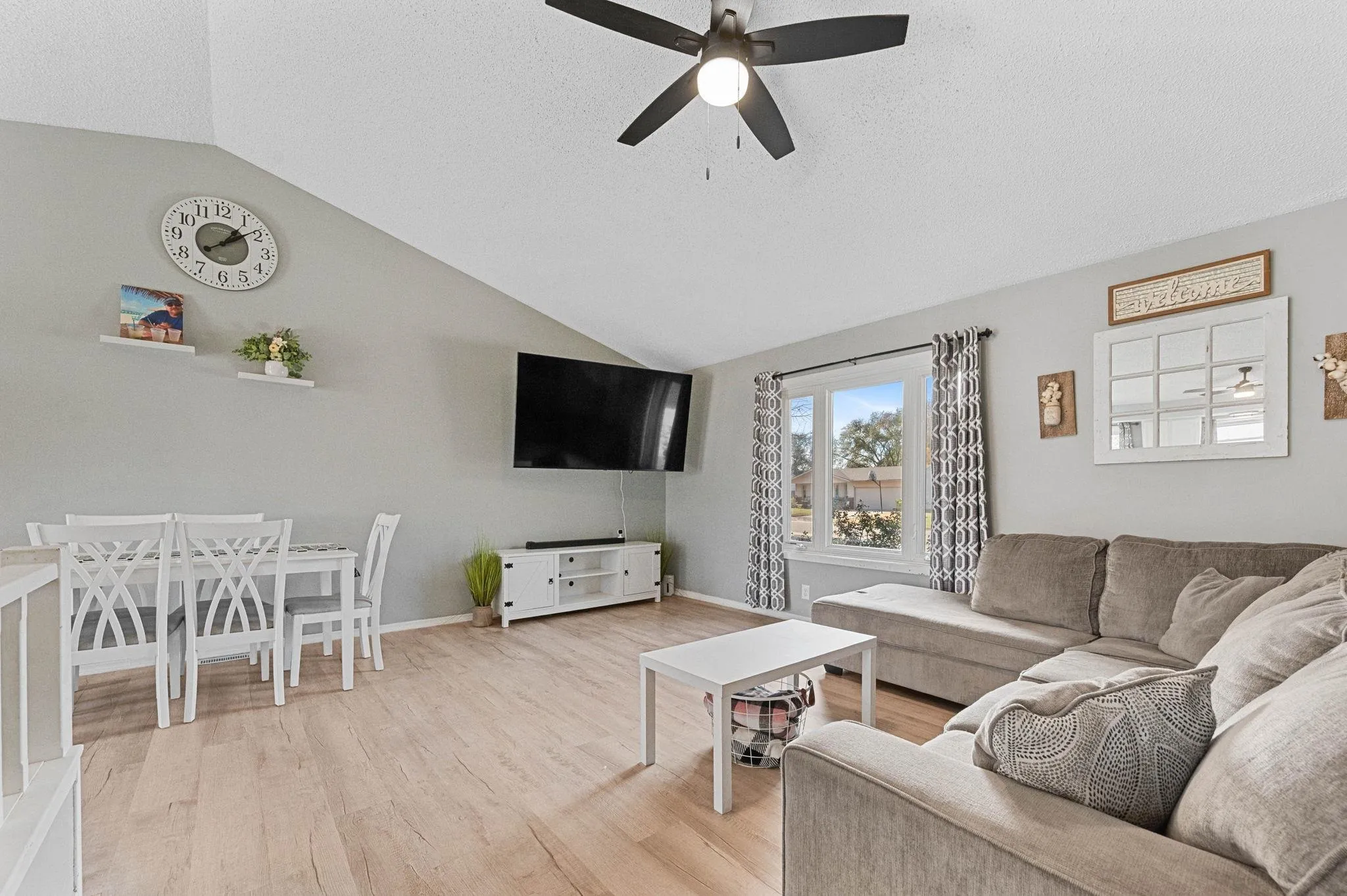 Haysville, Kansas 67060, United States, 3 Bedrooms Bedrooms, ,2 BathroomsBathrooms,Residential,Active,243282