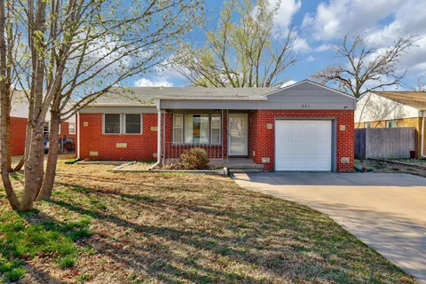 221 W Hunter St, Haysville, KS MLS: 652450
