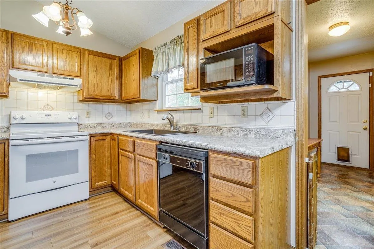 Derby, Kansas 67037, United States, 3 Bedrooms Bedrooms, ,3 BathroomsBathrooms,Residential,Pending,35857