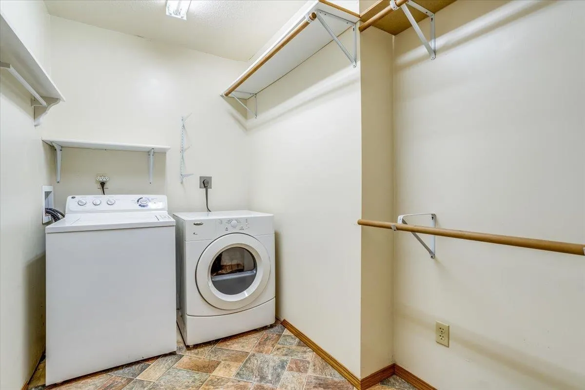 Derby, Kansas 67037, United States, 3 Bedrooms Bedrooms, ,3 BathroomsBathrooms,Residential,Pending,35857