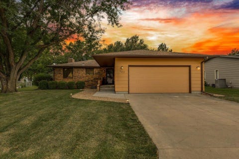 Homes For Sale - 727 Crescent Dr<br/> Hesston, KS 67062
