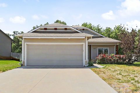Townhouse For Sale - 405 Karla Ave<br/> Haysville, KS 67060