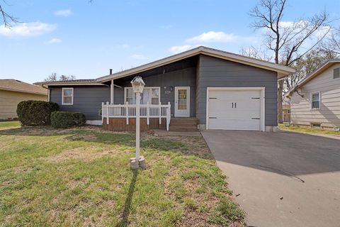 Homes For Sale - 2228 Edward St<br/> Salina, KS 67401
