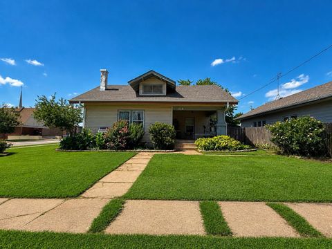 Homes For Sale - 118 W 1st Avenue<br/> Sumner County, Caldwell, KS 67022