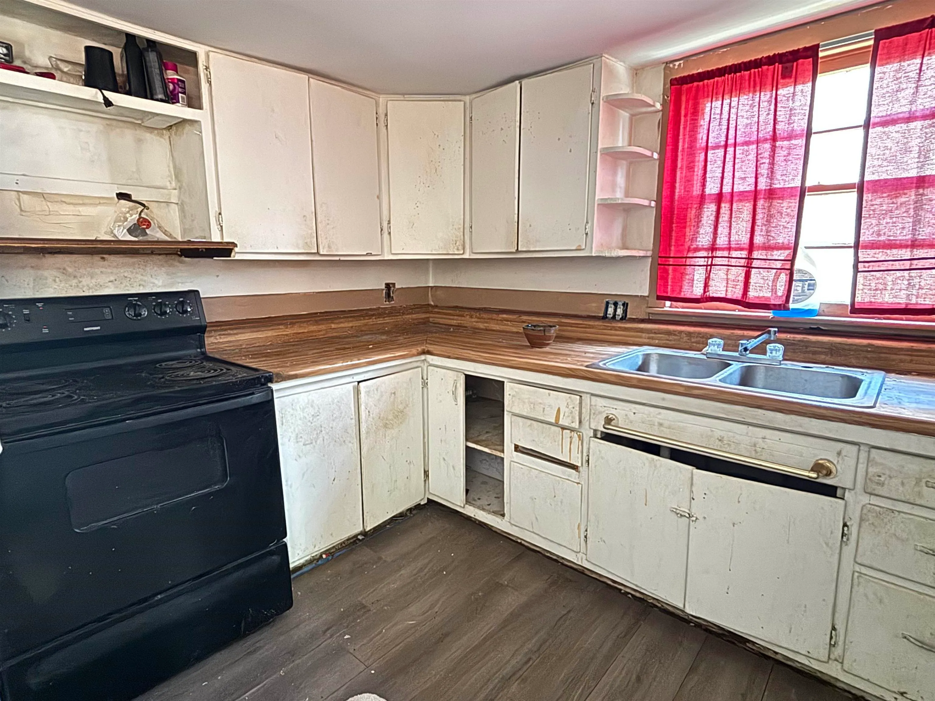 Wichita, Kansas 67213, United States, 4 Bedrooms Bedrooms, ,1 BathroomBathrooms,Residential,Pending,137295