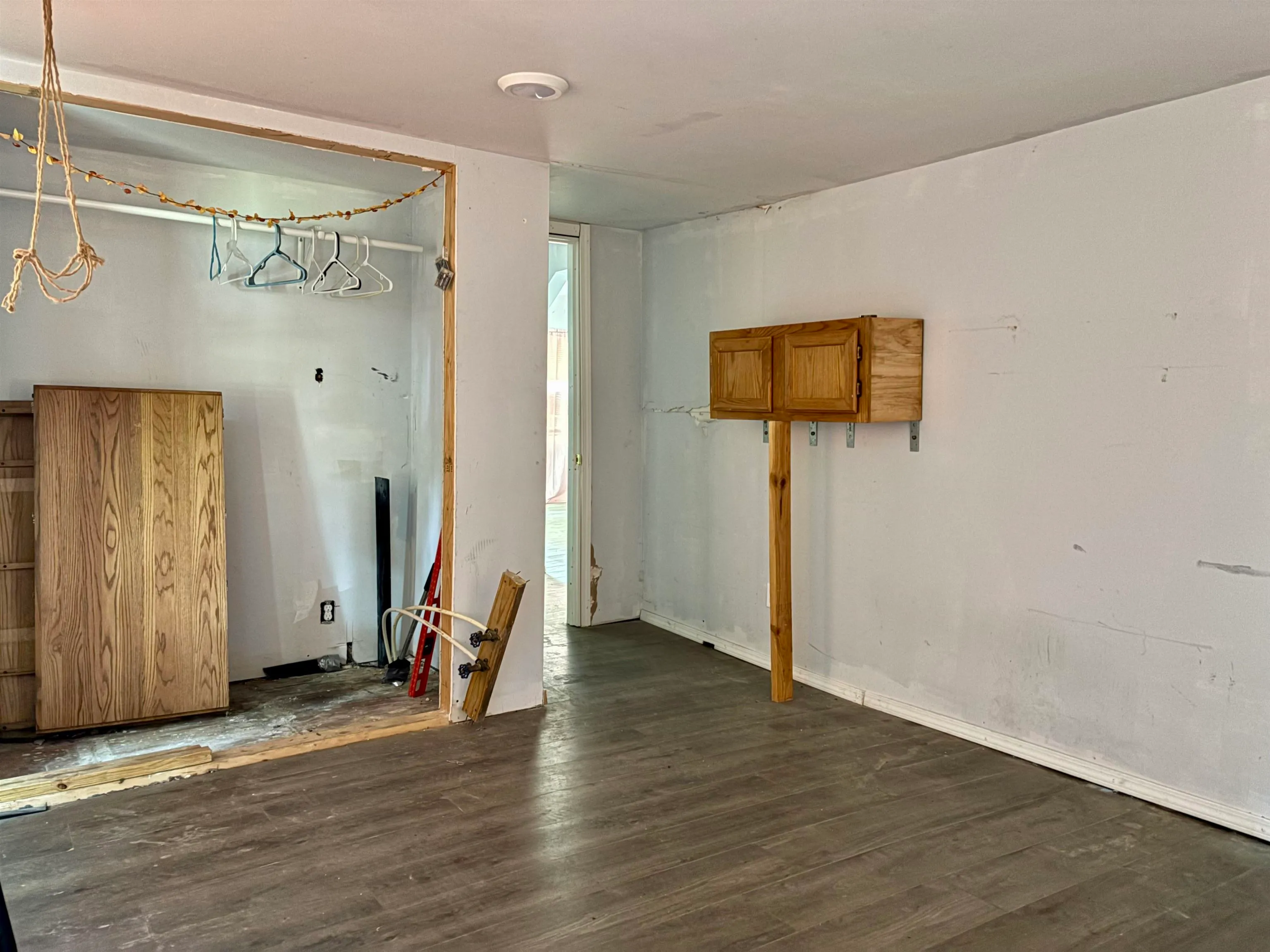 Wichita, Kansas 67213, United States, 4 Bedrooms Bedrooms, ,1 BathroomBathrooms,Residential,Pending,137295