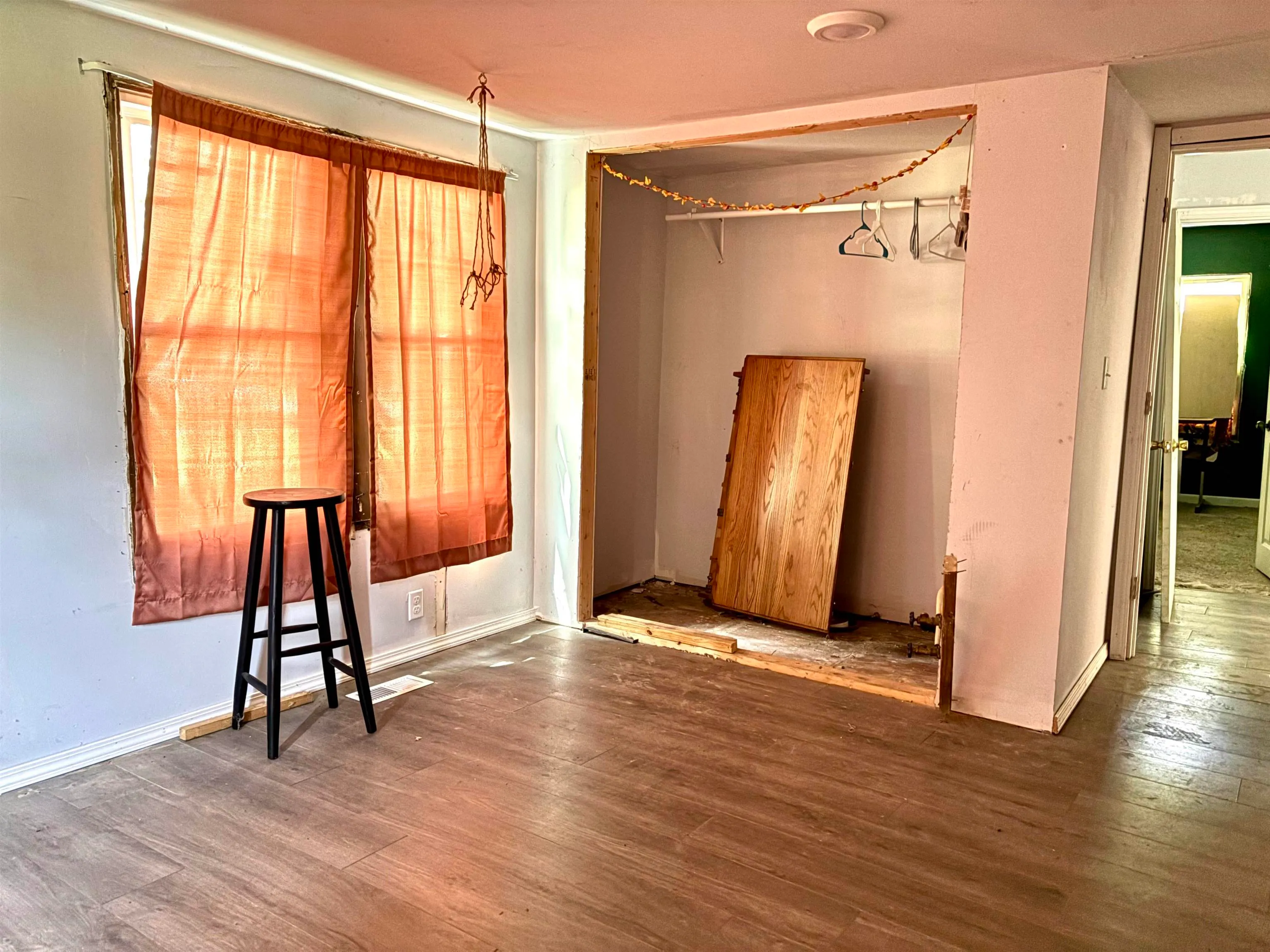 Wichita, Kansas 67213, United States, 4 Bedrooms Bedrooms, ,1 BathroomBathrooms,Residential,Pending,137295