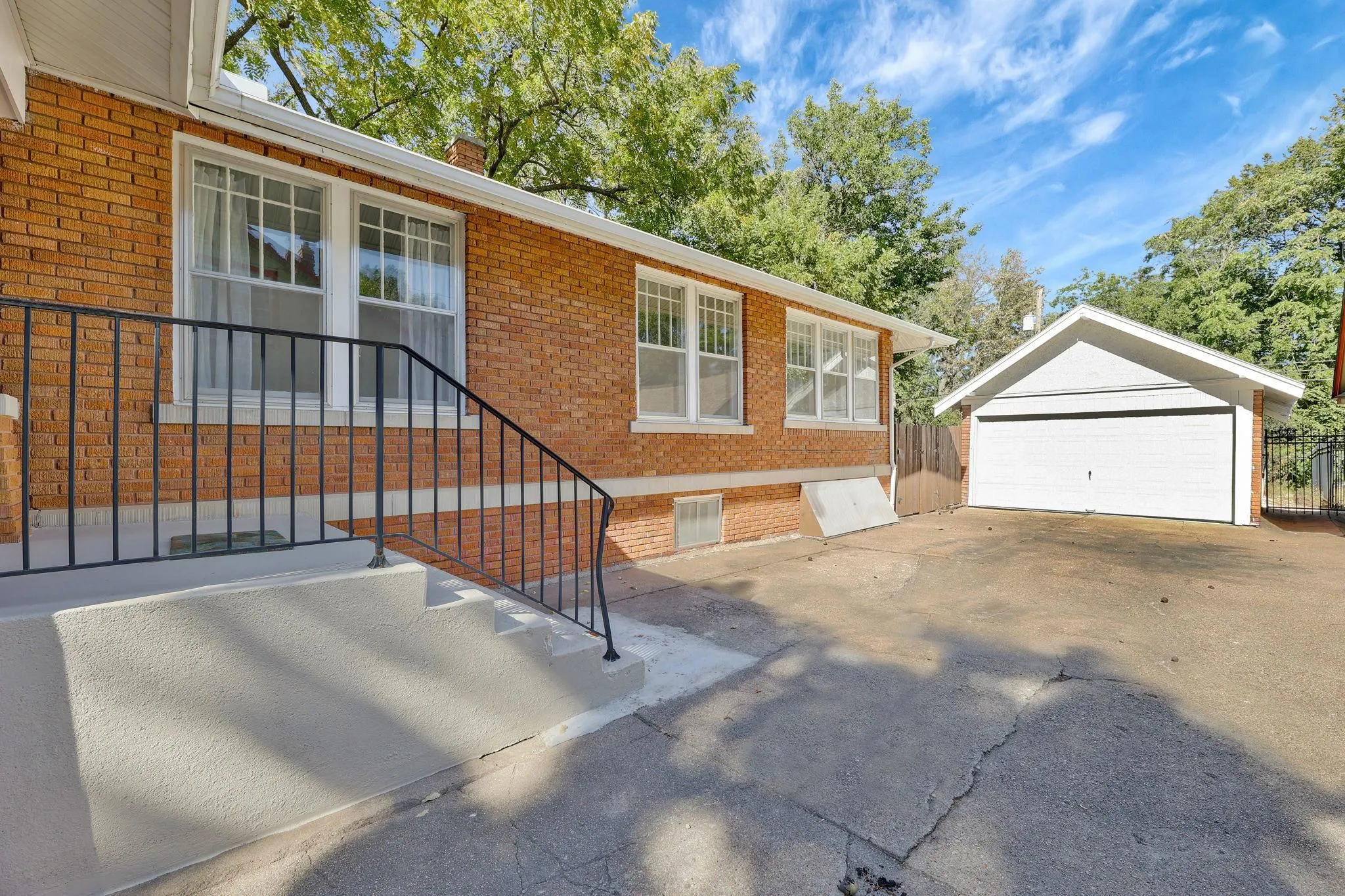 Wichita, Kansas 67208, United States, 3 Bedrooms Bedrooms, ,2 BathroomsBathrooms,Residential,Pending,38305