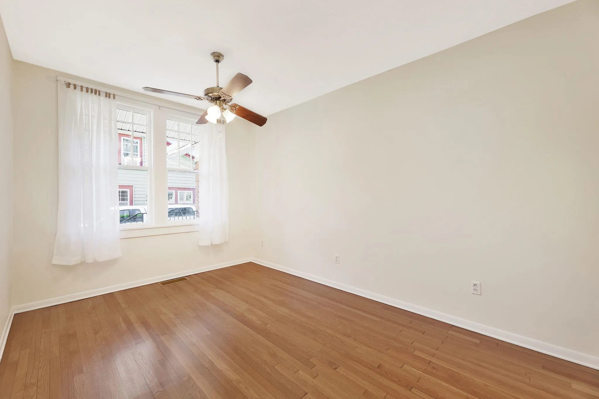 Wichita, Kansas 67208, United States, 3 Bedrooms Bedrooms, ,2 BathroomsBathrooms,Residential,Pending,38305