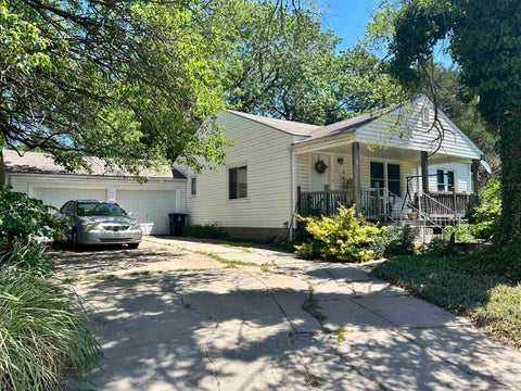Homes For Sale - 1400 W Edgemoor Dr<br/> El Dorado, KS 67042