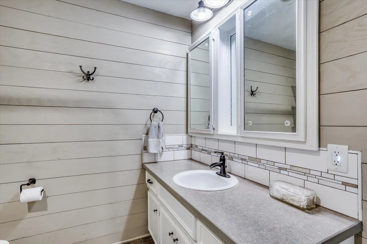 Derby, Kansas 67037, United States, 6 Bedrooms Bedrooms, ,3 BathroomsBathrooms,Residential,Pending,51245