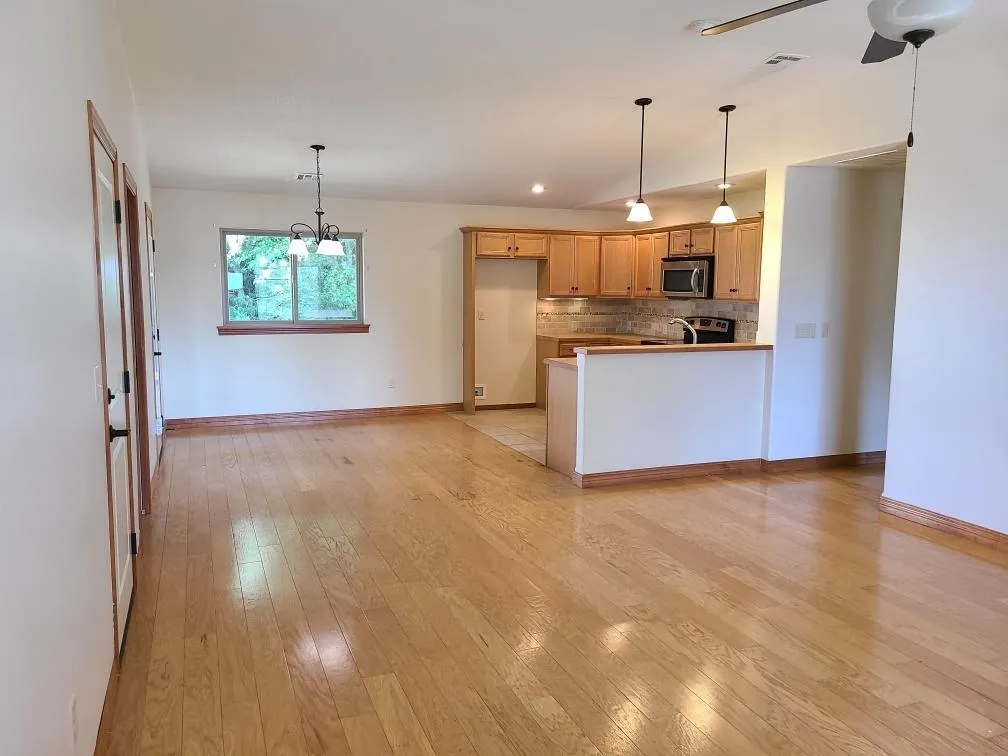 Winfield, Kansas 67156, United States, 2 Bedrooms Bedrooms, ,2 BathroomsBathrooms,Residential,Active,202502