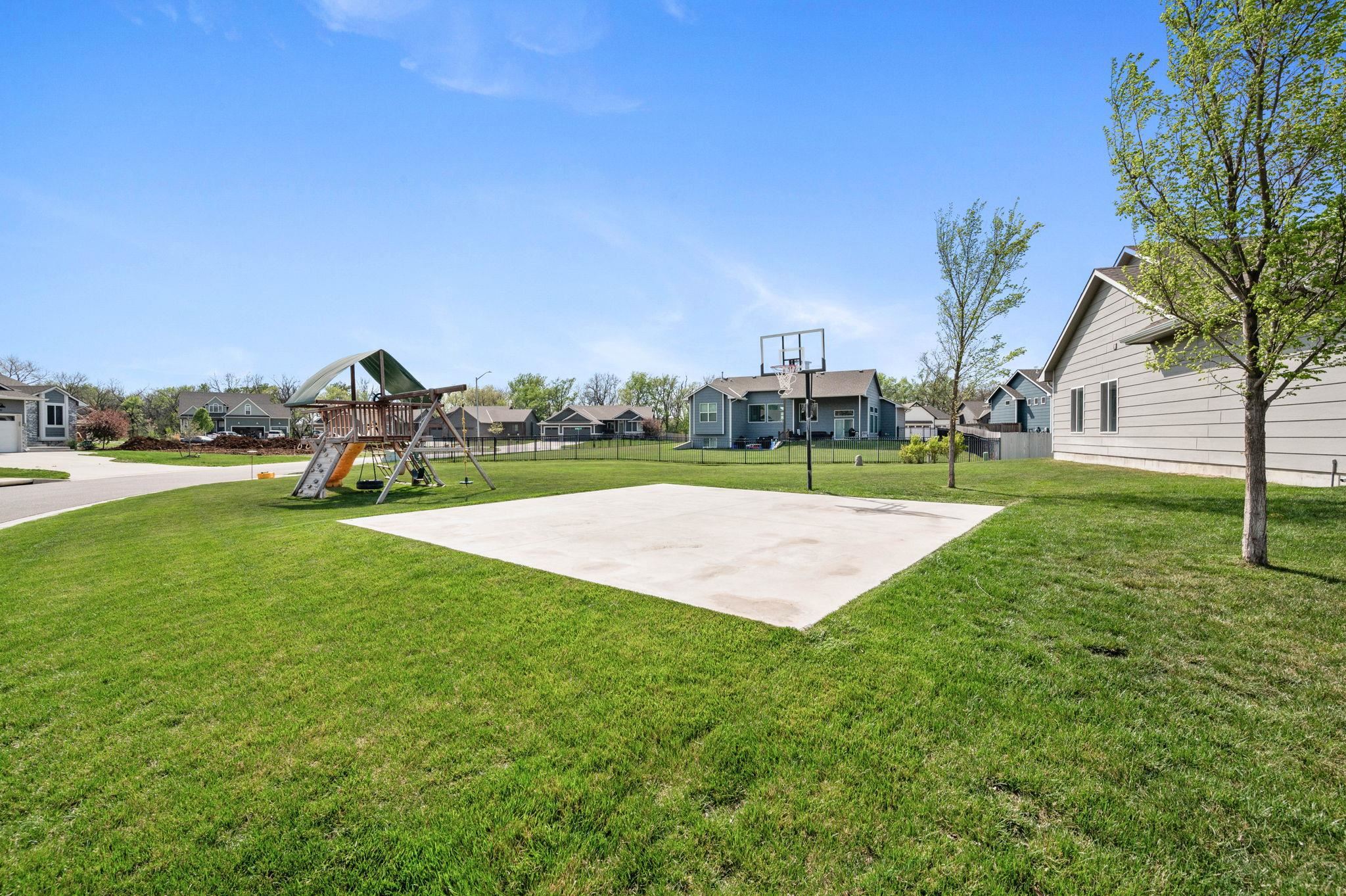 2806 E Mantane Cir, Wichita, Kansas image 35