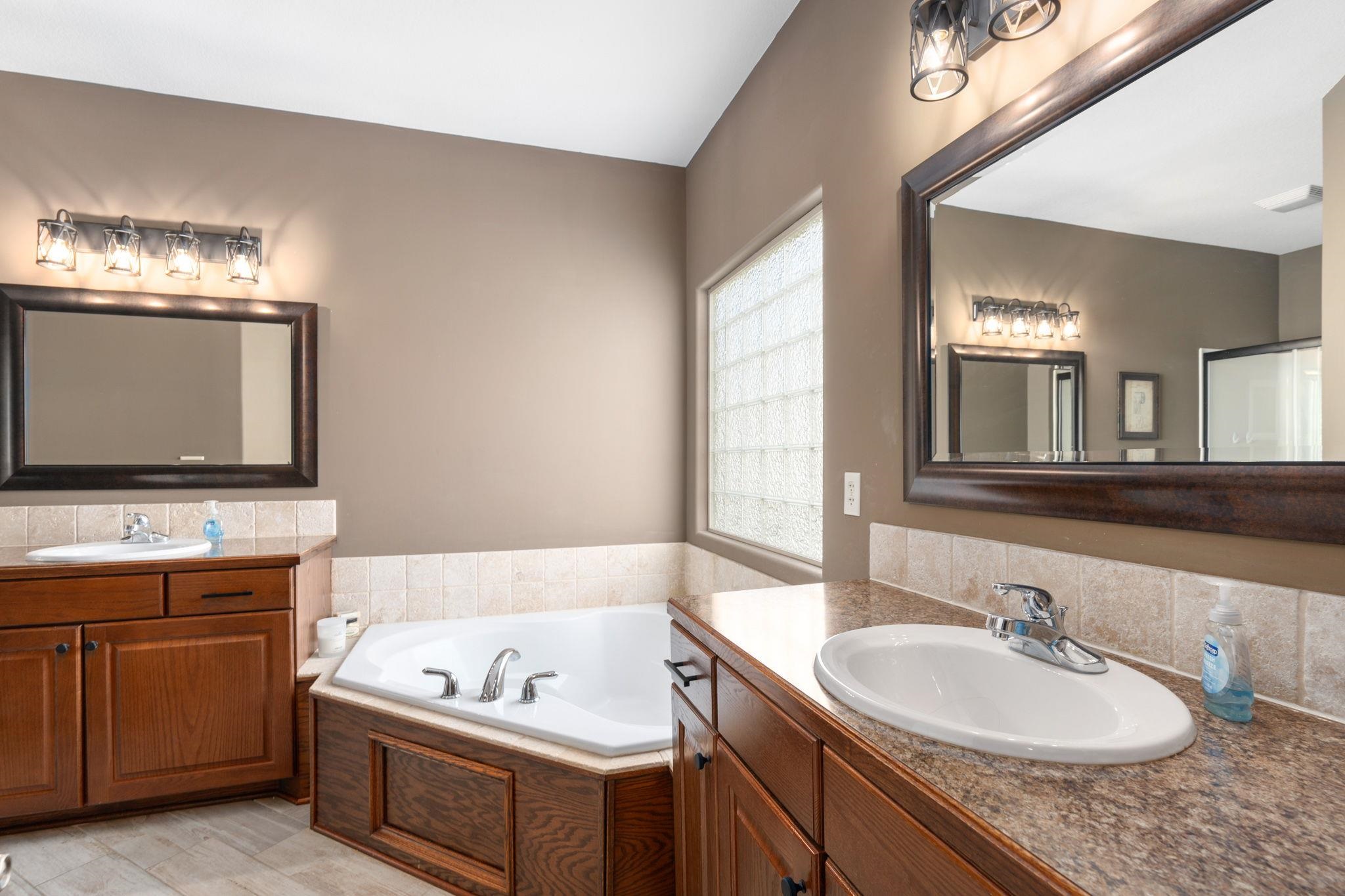 Wichita, Kansas 67205, United States, 4 Bedrooms Bedrooms, ,3 BathroomsBathrooms,Residential,Pending,57394