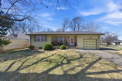 Homes For Sale - 1205 Grove Ave<br/> Newton, KS 67114