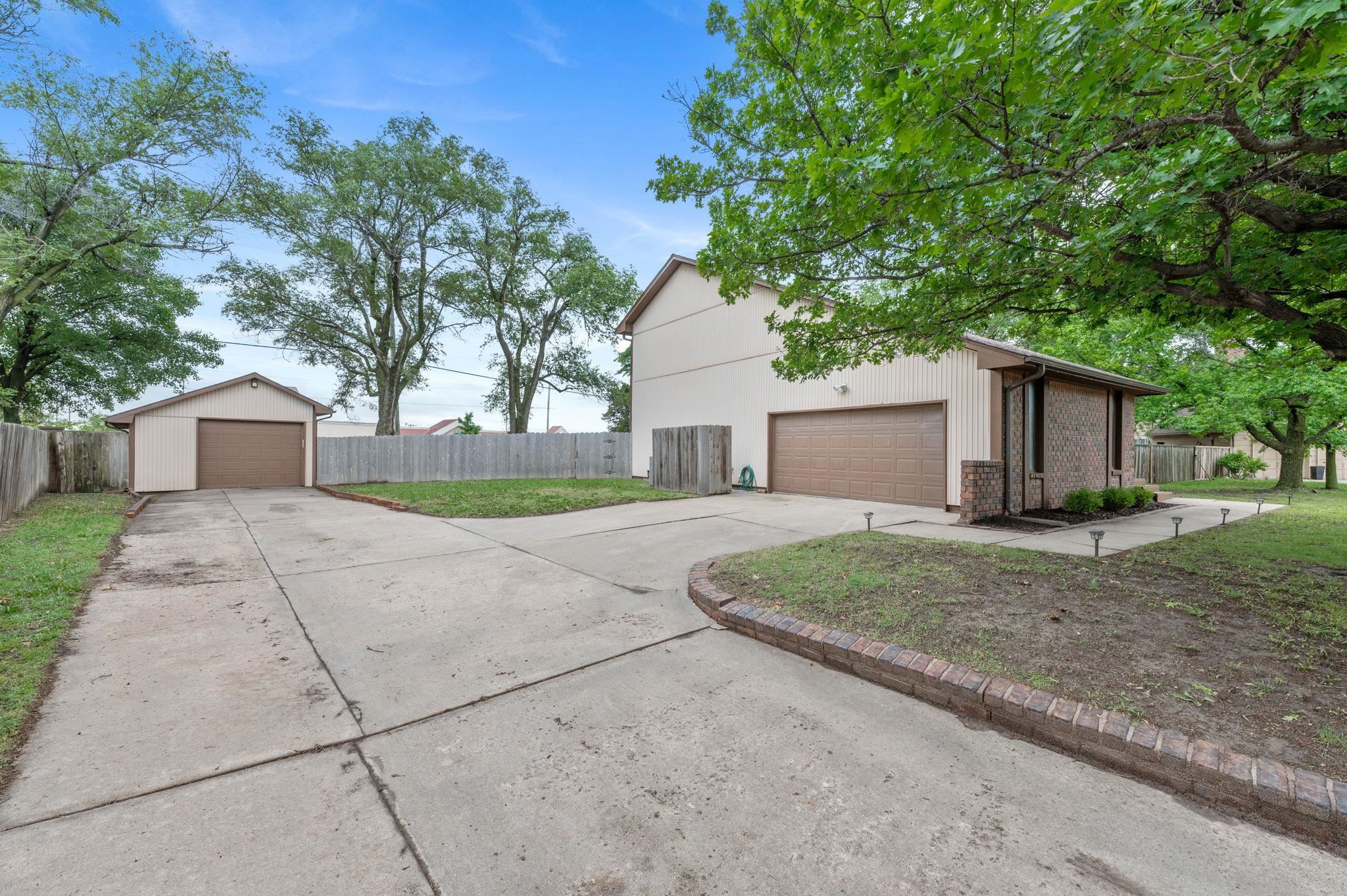 2218 N Longwood Ct, Wichita, Virginia image 2