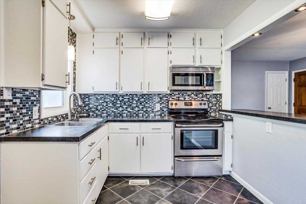 Derby, Kansas 67037, United States, 2 Bedrooms Bedrooms, ,1 BathroomBathrooms,Residential,Pending,65703