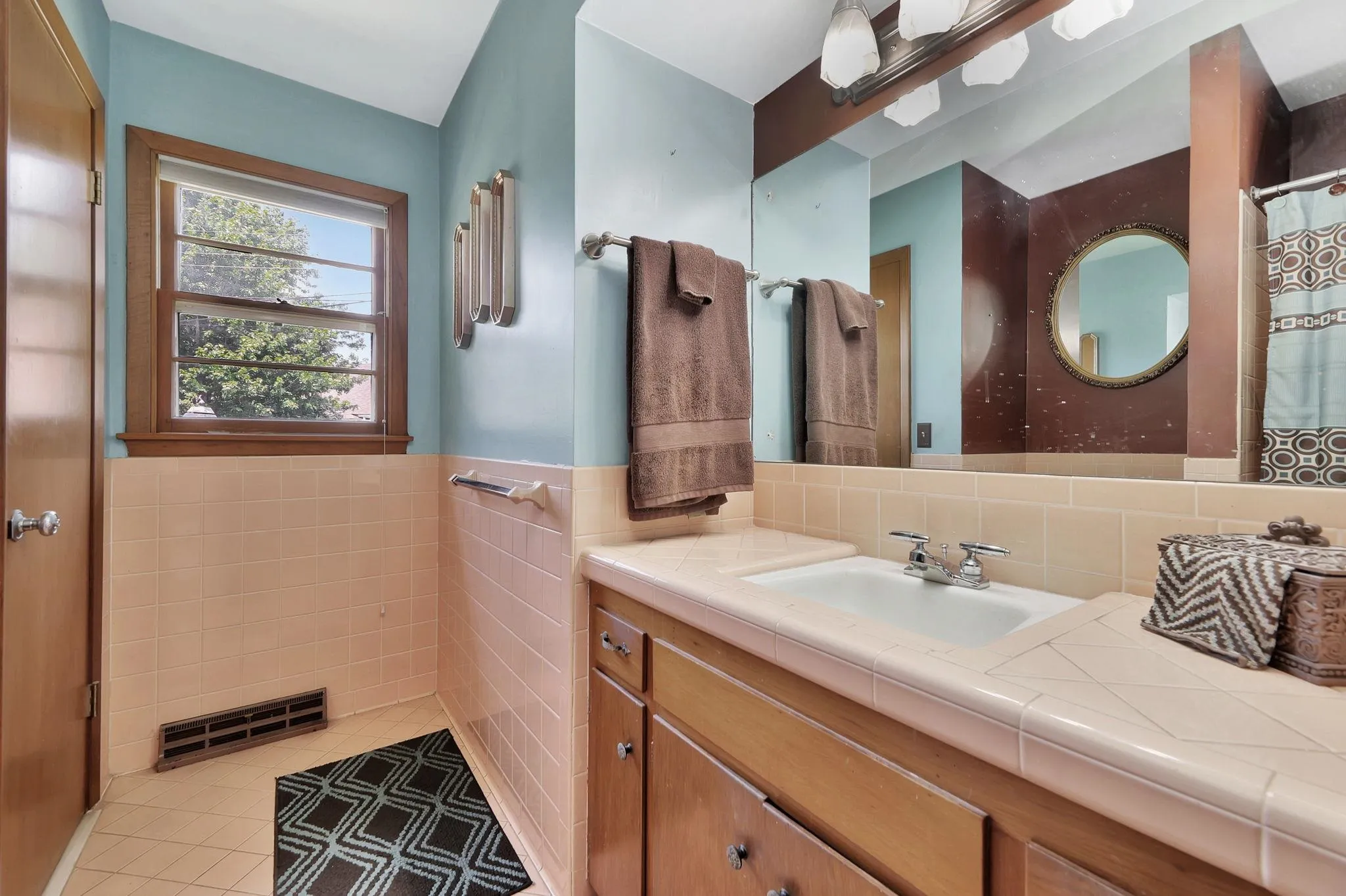 Wichita, Kansas 67208, United States, 3 Bedrooms Bedrooms, ,2 BathroomsBathrooms,Residential,Active,197944