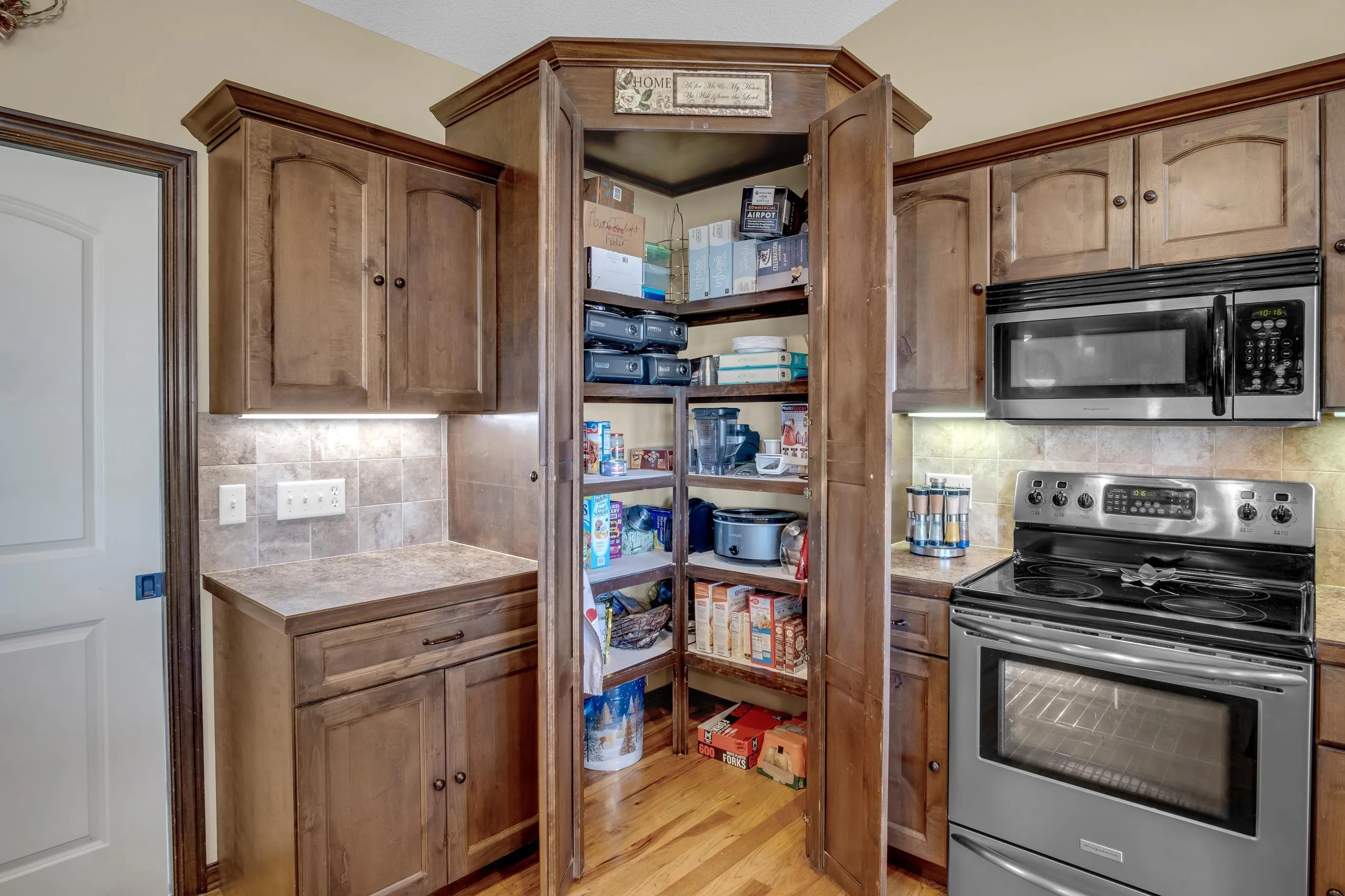 Newton, Kansas 67114, United States, 6 Bedrooms Bedrooms, ,3 BathroomsBathrooms,Residential,Active,254906