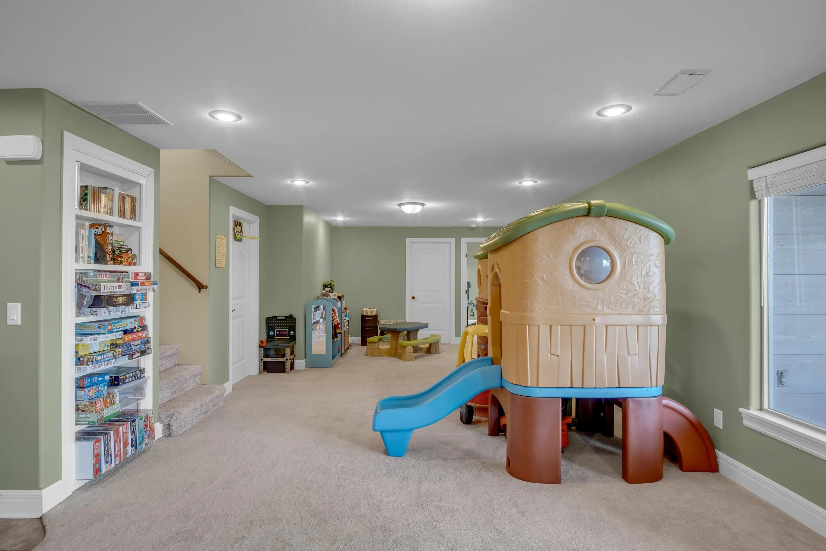 Newton, Kansas 67114, United States, 6 Bedrooms Bedrooms, ,3 BathroomsBathrooms,Residential,Active,254906