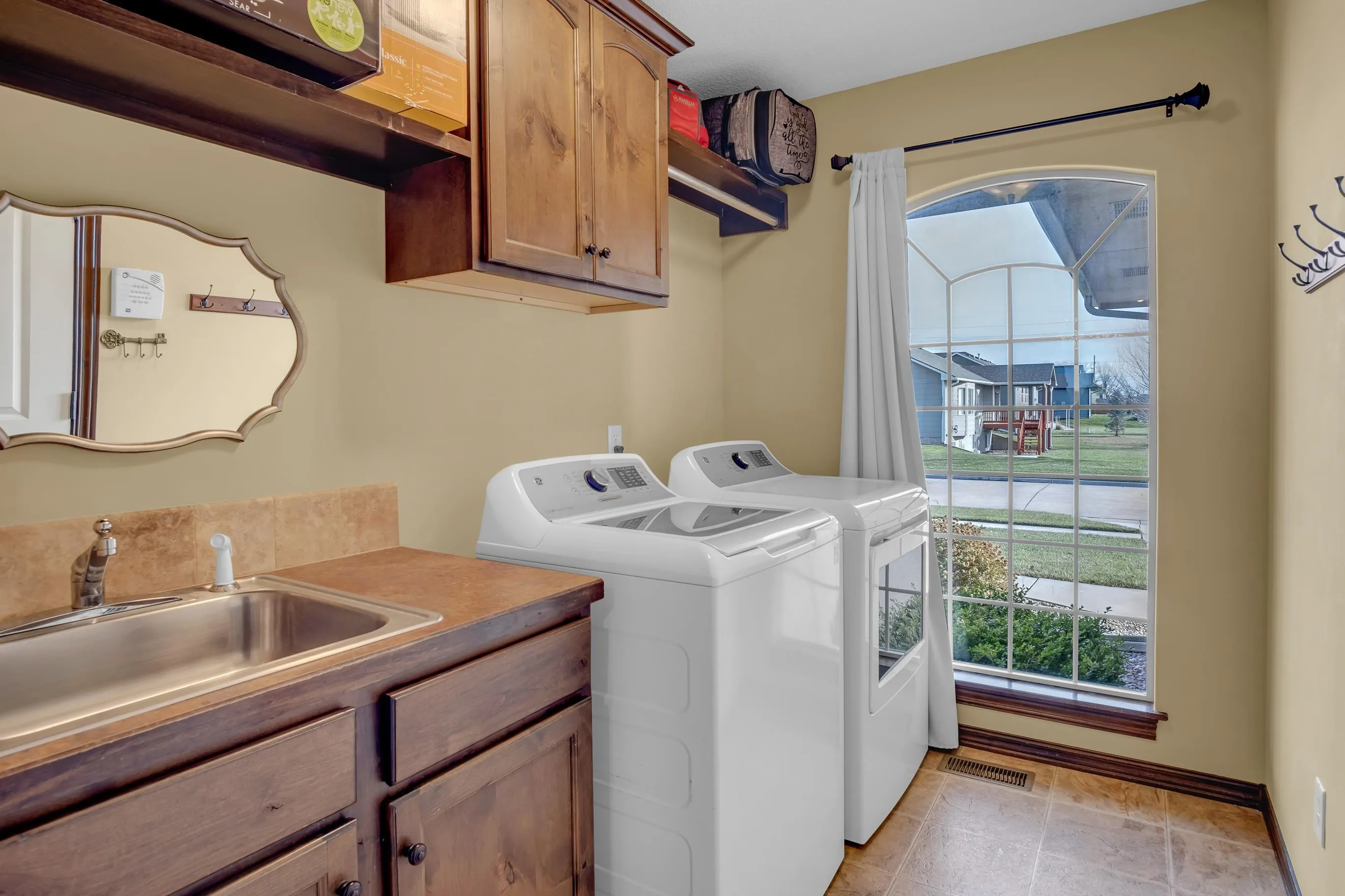 Newton, Kansas 67114, United States, 6 Bedrooms Bedrooms, ,3 BathroomsBathrooms,Residential,Active,254906