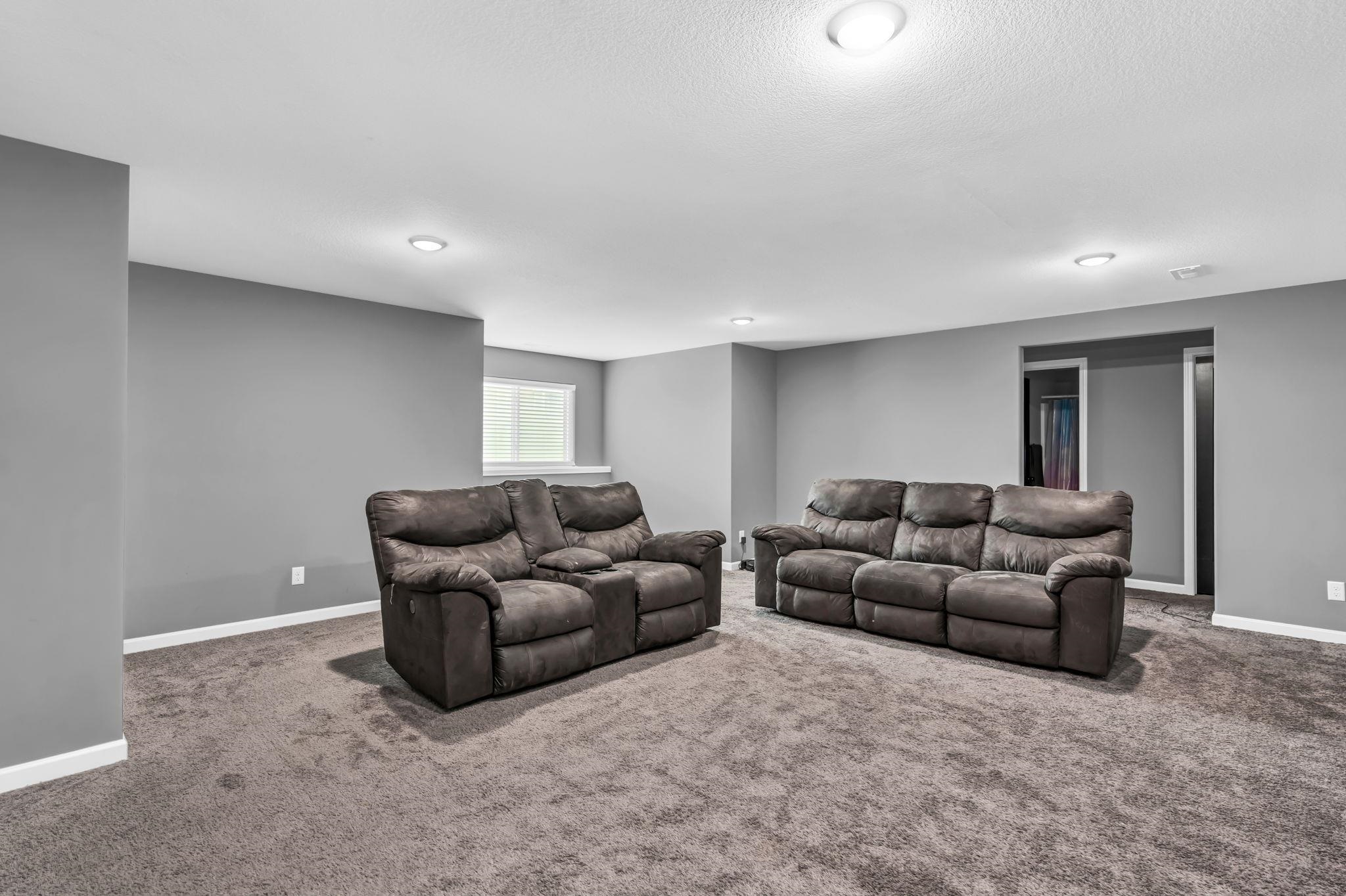 Maize, Kansas 67101, United States, 5 Bedrooms Bedrooms, ,3 BathroomsBathrooms,Residential,Pending,56398