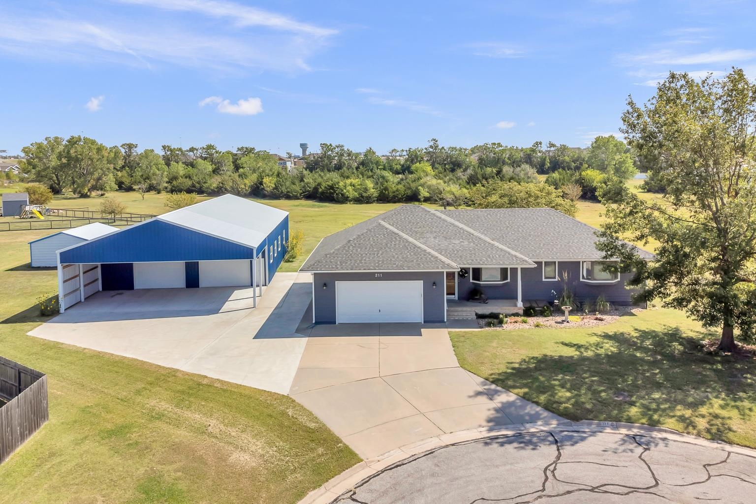 211 Southport Cir, Newton, Kansas image 1