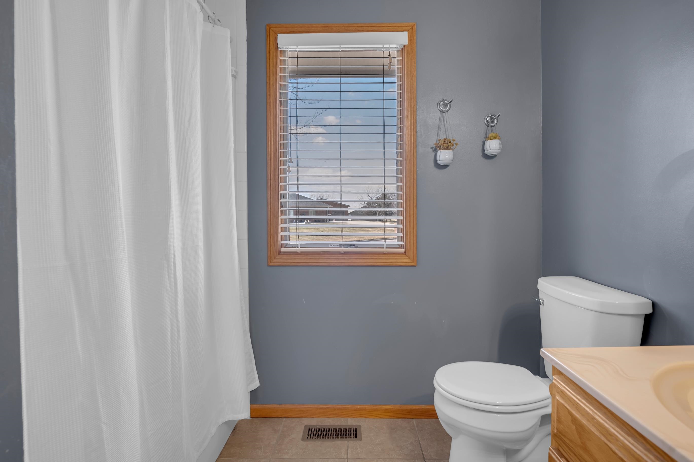 211 Southport Cir, Newton, Kansas image 12